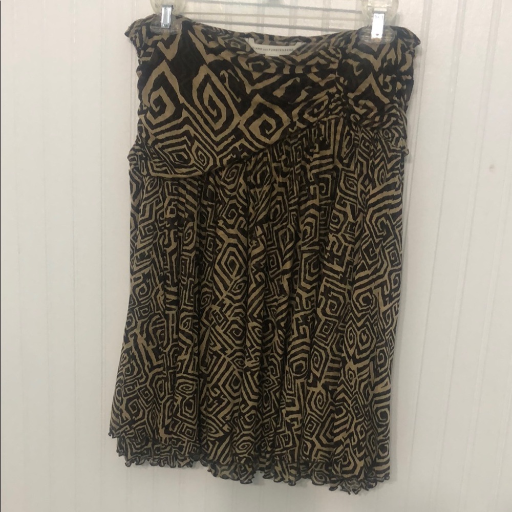 DVF Geometric Flouncy SILK SKIRT in 23”Length EUC Brown/Tan. Stretchy